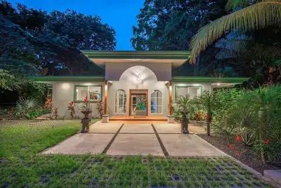 Image de 5br 3. 5ba w/Pool & Yoga deck, 4min walk to beach