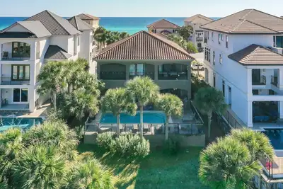 Image de Biggest Yard in Area, Spa, Movie Theater & Game Room, On Lake&Across Gulf, 7 Bed