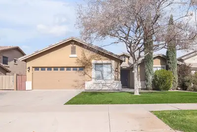 Image de Single Story Family Friendly Home with Heated Pool!