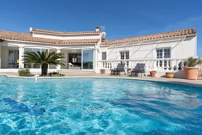 Image de Cor4  Spacieuse villa avec wifi, piscine privative et vue mer