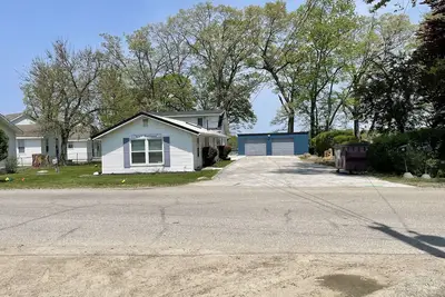 Image de Lake front house with beautiful views and walking distance to Indiana Beach.