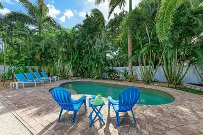 Image de Sea La Vie: 1. 5 Blocks to Beach, Pool, Tropical Backyard & Pool by Anna Maria Life Vacation Rentals