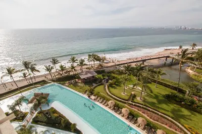 Image de Beachfront Condo! 2bd Condo for rent in Los Muertos Beach, Puerto vallarta