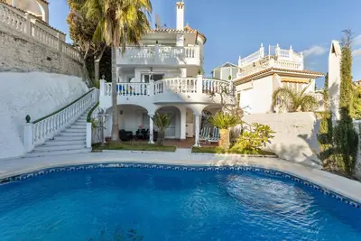 Image de Villa Nerja avec vue sur la mer, piscine, terrasse et Wi-Fi.