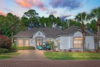 Image de 🌞 Destiny East Luxury Home • Private Heated Pool • Lsv • Close to Beach Access