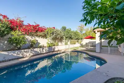 Image de This house is a 4 bedroom(s), 2. 5 bathrooms, located in Scottsdale, Az.