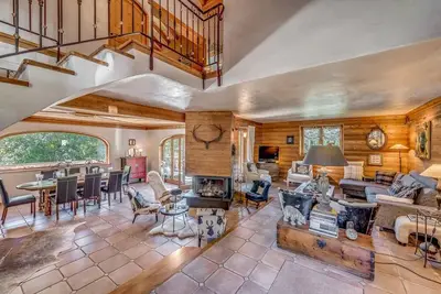 Image de Chalet, terrasse, balcon, cheminée ou poêle à bois, parking, télévision, casier à ski, 300m²