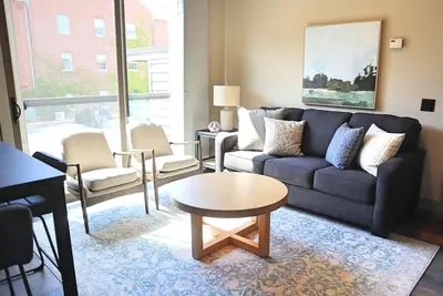 Image de Sharp Condo: 107 Summ