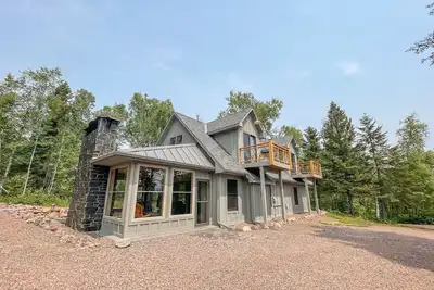Image de Wheel Hus Retreat is a beautiful luxury home located in Tofte, Minnesota