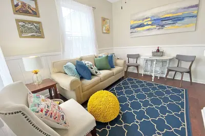 Image de Darling Downtown Cottage with Two King Beds