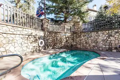 Image de Rustique moderne Ă deux niveaux avec 3 chambres et Loft Condo Ă Beaver Creek