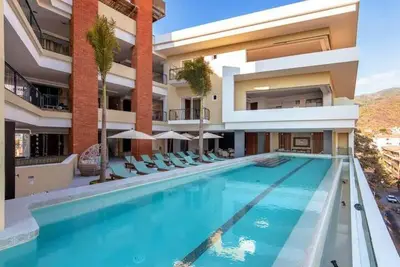 Image de Zona Romantica - Secure Luxury Condo only steps to lap pool