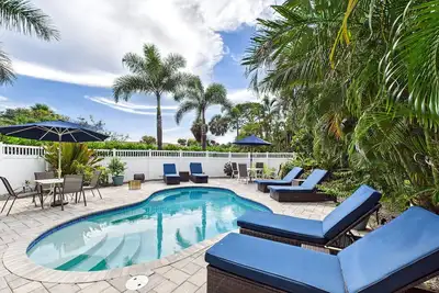 Image de Tropical Getaway, Private Heated Pool, Fire Pit, Walk to Beach & Village!