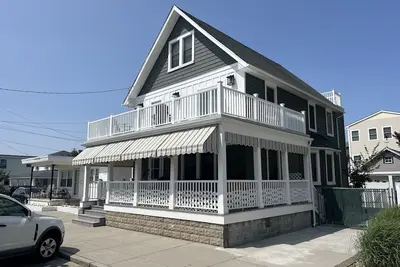 Image de 1913 Classic Victorian Home with manny outdoor spaces.