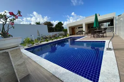 Image de Modern 4-bedroom house Pool and barbecue area