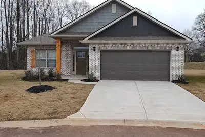 Image de Beautiful New House in the center of Boiling Springs