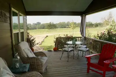 Image de Molly Cabin - Private cabin with 2 bedrooms, one queen and one king bed, full bath with walk-n-shower. Full kitchen with fridge/ice maker, coffee bar, front and back porches, private out door fire pit, outdoor shower.