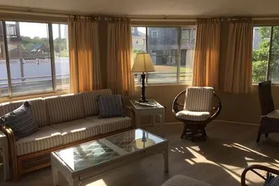 Image de Beautiful Beach Cottage, comfortable, centrally located.