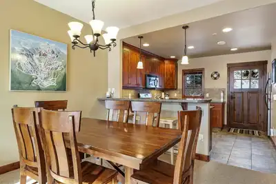 Image de Bright, Spacious, Ski-in/ Out Townhouse w/h Private Hot Tub