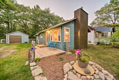 Image de East Tawas Cabin w/ Deck, Backyard & Fire Pit!