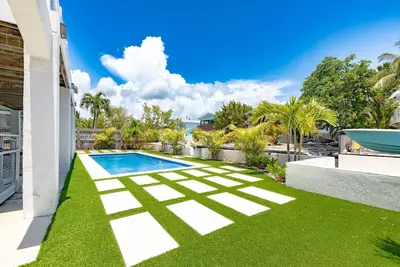Image de The Salty Sailfish: Live the Keys Life, Stunning Canal Front Home, Pool, Dock & Dog-Friendly Bliss!
