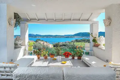 Image de Appartement \"Bella Vista Marinella 1\" avec vue sur la mer, terrasse, climatisation et Wi-Fi.