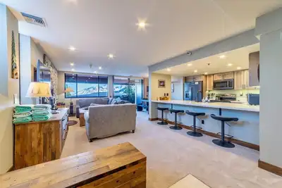 Image de Remodeled 2br/2ba Condo on the Bluff w/ Panoramic Views; Ski-in/out!