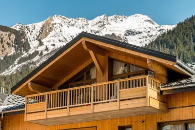 Image de 1er étage, terrasse, cheminée ou poêle à bois, parking, télévision, casier à ski, 244m²