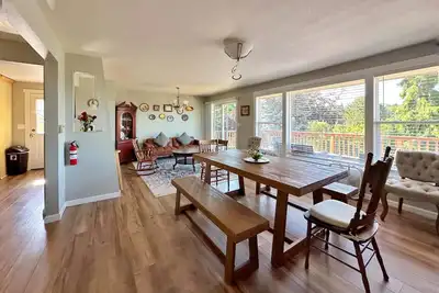 Image de Perch - Lfp View Home: Cozy 4br Home, Lake Washington View Deck, Backyard