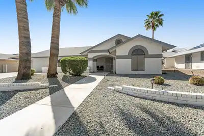 Image de Desert Tranquility - Stylish Home with WiFi, Ac, Patio & Yard