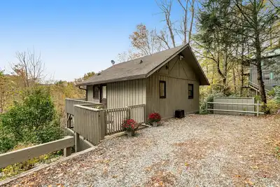 Image de 2-story home near Sugar Mountain w/deck, gas grill, & shared pool