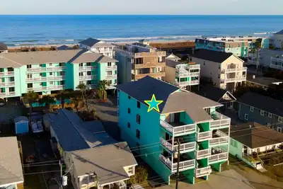 Image de Salt Life Condo | 2br 2ba steps from the beach
