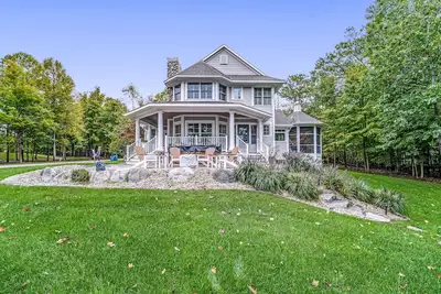 Image de Lakeview home with beach access, private pickleball court, firepits & fireplace