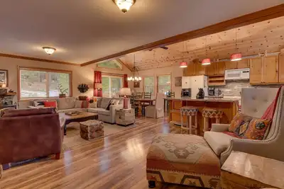 Image de Bear's Lair by Tahoe Getaways - Tahoe Donner w Hot Tub & Hoa Access