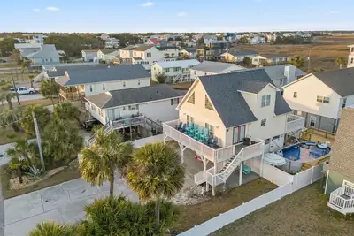Image de Entire home with new Heated Pool/Deck/Fence - 2 minute walk to the Beach!