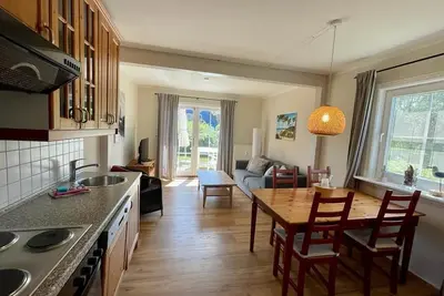 Image de Maison dans la maison paisible et idyllique situé dans la ville sur un grand terrain de jardin ensoleillé