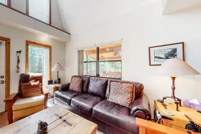 Image de Family-Friendly Home with High-Speed WiFi, Washer/Dryer, and Wood Fireplace