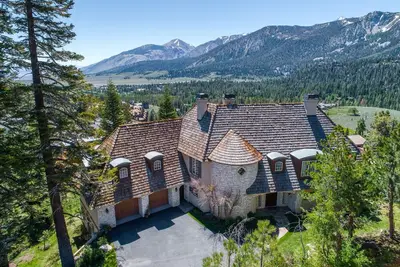 Image de Juniper Ridge 16 5000 sq ft, Grand Chateau at Eagle, Expansive Mountain Views by RedAwning