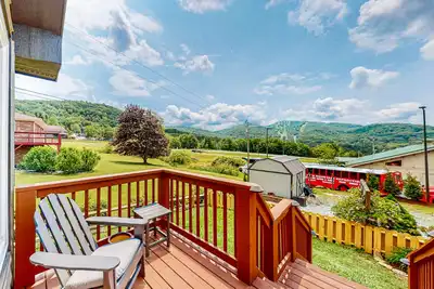 Image de Modern, Dog-Friendly Cabin w/ Enclosed Yard, Patio, Grill, Shuffleboard + WiFi