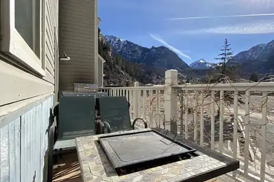 Image de Flexcation in our mountain townhome | relax + walk to hot springs