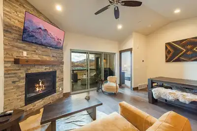 Image de Stunning Retreat, Majestic View, Private Hot Tub, Grill, Close to Main Street!