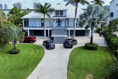 Image de Grand Waterfront House, Breathtaking Views, private backyard with pool/hot tub