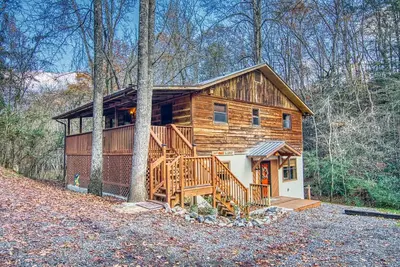 Image de Dual cabin: 2 acres, fireplace, firepit, creek: 4 bdrm