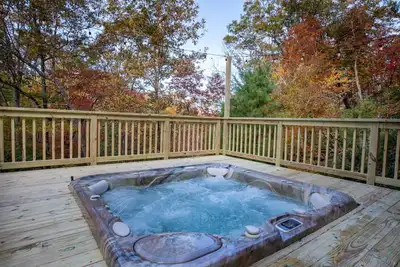 Image de Mountain Forest Cabin w/ Therapeutic Spa Jacuzzi/Pool table/Gameroom Lic #033262