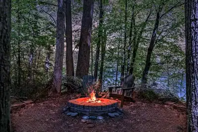 Image de Lovely Lake House + Wifi + Coffee + Kayaks + Views