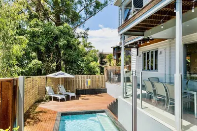 Large Tugun Modern House minutes to the beach
