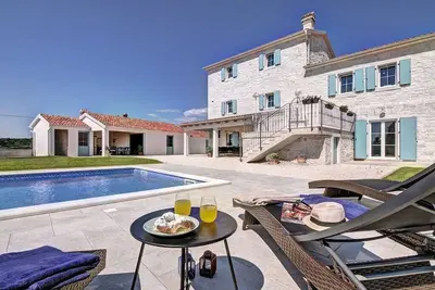 Image de Villa située au calme avec piscine pour 9