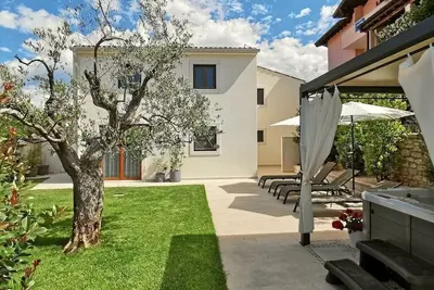 Image de Magnifique maison de vacances avec jacuzzi à Bale