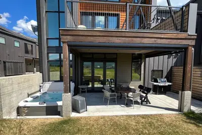 Image de Exquisite Home|Private Hot Tub|Fireplace|Meadow Village |15 min to Resort