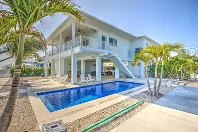 Image de New Waterfront Home w/ Heated Pool & Private Dock